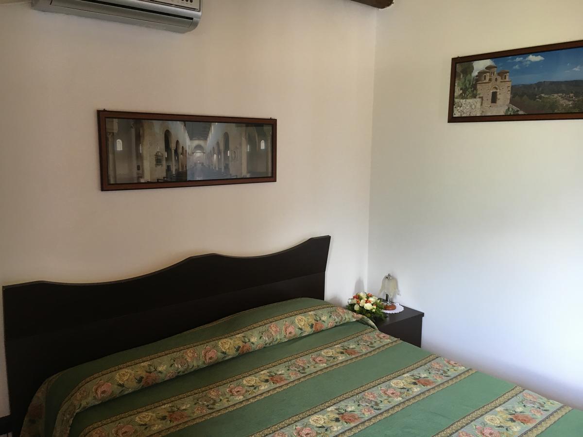 Bed and Breakfast La Bastia Шилла Экстерьер фото